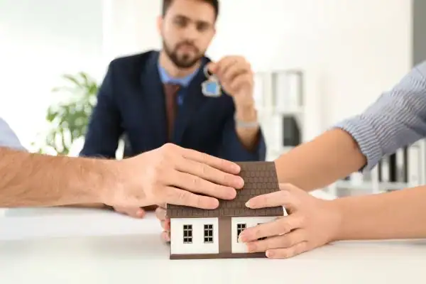 Couple arguing over property in divorce mediation Croydon